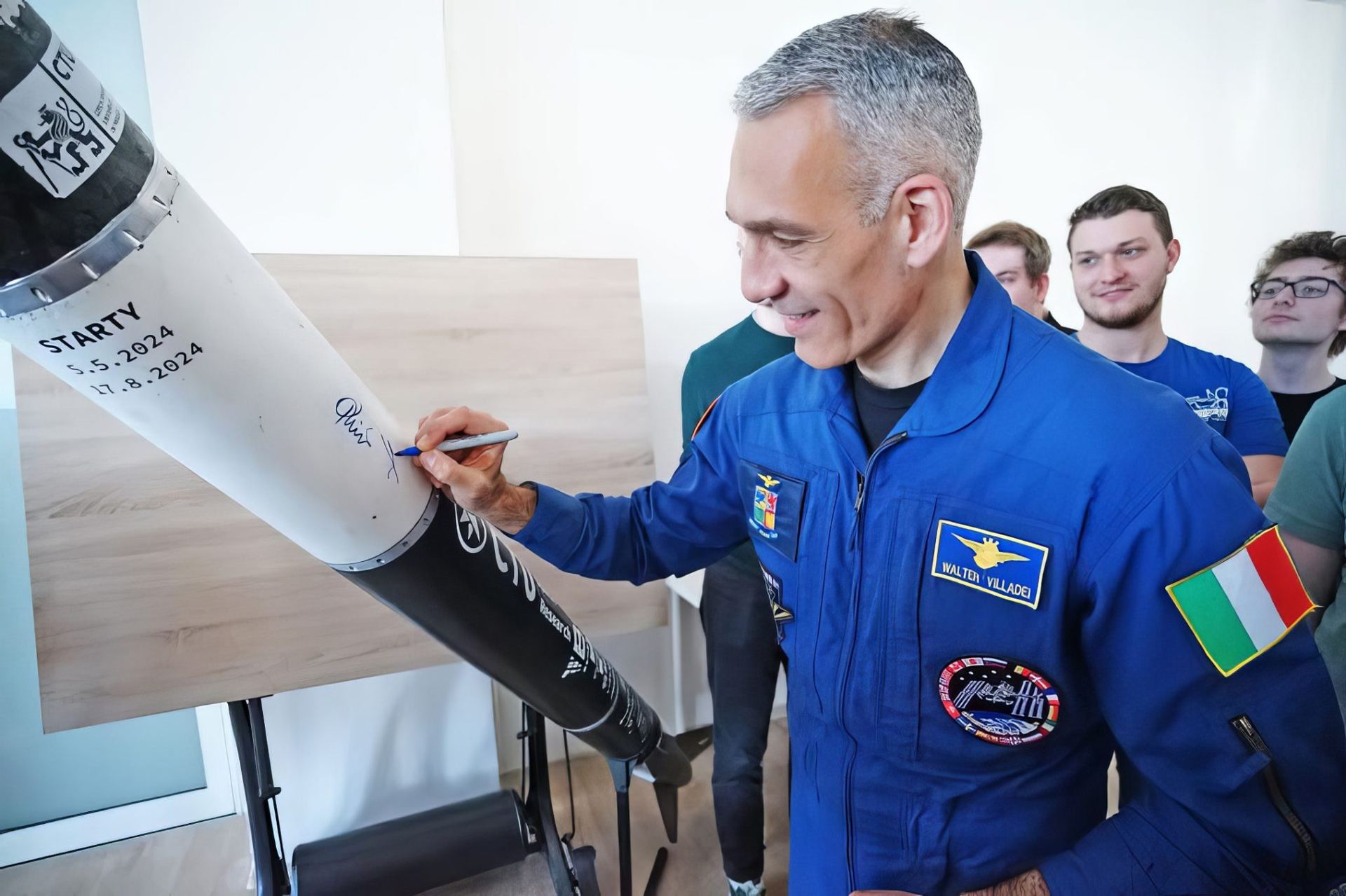 Podpis Waltera Villadei na letovou Avionics sekci Illustrie